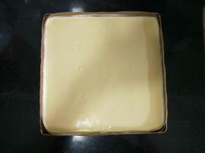 混合均匀后倒入放有油布的金盘内