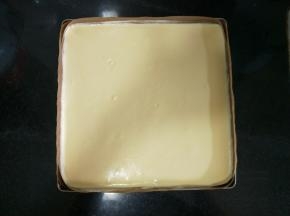 混合均匀后倒入放有油布的金盘内