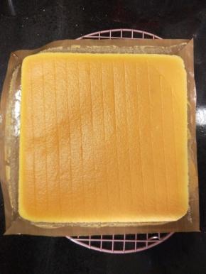 出炉后马上撒开油布