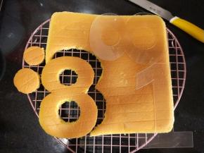 晾凉后用法焙客数字蛋糕模具切割出需要的数字