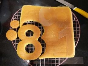 晾凉后用法焙客数字蛋糕模具切割出需要的数字