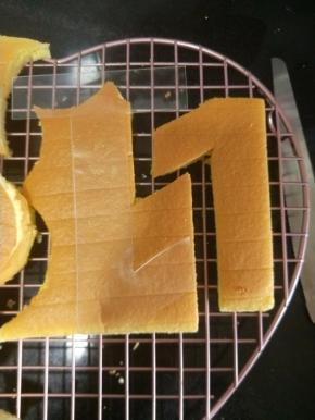 晾凉后用法焙客数字蛋糕模具切割出需要的数字
