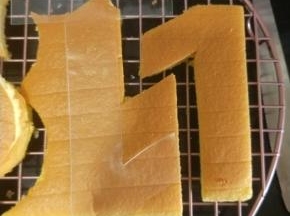 晾凉后用法焙客数字蛋糕模具切割出需要的数字