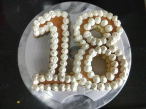 放上第二片蛋糕片，再挤奶油