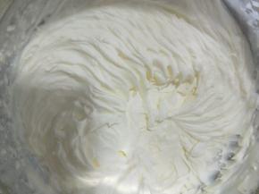 淡奶油加糖粉坐冰水打发至裱花状态