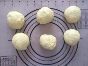 拿出排气，分成6等份，盖上保鲜膜松弛15分钟