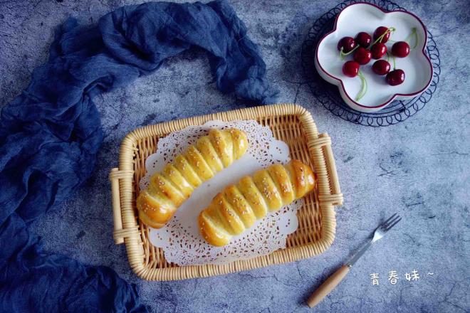 毛毛虫椰蓉面包卷