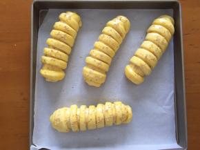 二次发酵完成后，刷上蛋液，撒上白芝麻，放入预热好的烤箱160度，18分钟