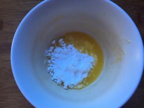 椰蓉馅的做法：将黄油软化，加入糖粉搅拌均匀