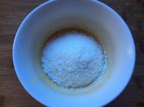 加入椰蓉，搅拌均匀