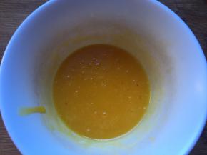 分两次加入鸡蛋液搅拌均匀