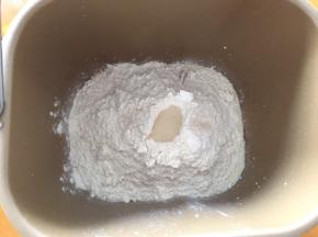 将黄油以上的全部材料放入面包机中，和面20分钟