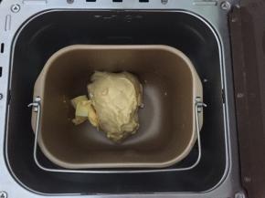 加入软化好的黄油，继续和面30分钟