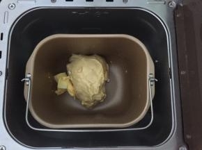 加入软化好的黄油，继续和面30分钟