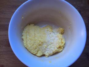 最后加入纯牛奶，拌匀，盖上保鲜膜，放入冰箱冷藏待用