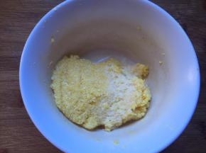 最后加入纯牛奶，拌匀，盖上保鲜膜，放入冰箱冷藏待用