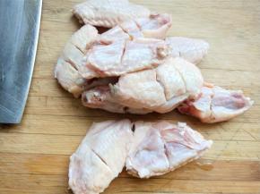 鸡翅洗净，在鸡翅上划两刀。