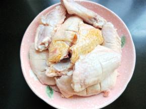 放盐，料酒一勺，生抽一勺，腌20分钟以上。