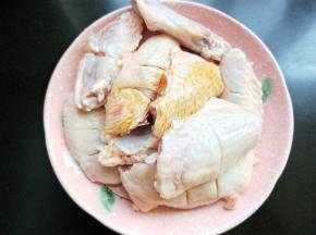 放盐，料酒一勺，生抽一勺，腌20分钟以上。