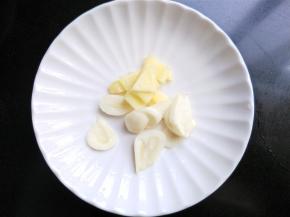 生姜，大蒜切片。
