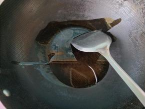 锅内放油，烧七成热。