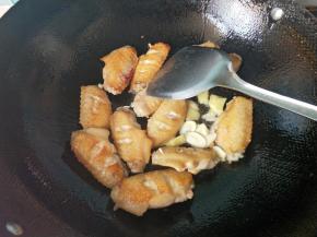 放入大蒜，生姜。