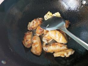 放料酒一勺，酱油适量。