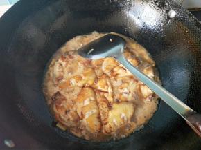 放盐，倒入可乐，大概200ml左右，以盖过鸡翅为宜。