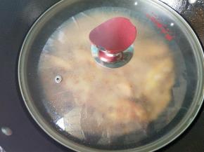 盖上锅盖，中火焖煮。