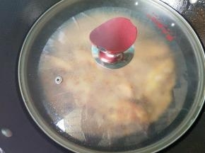 盖上锅盖，中火焖煮。