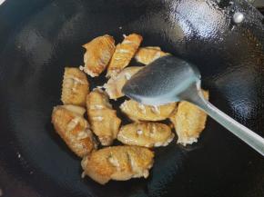 两面煎至金黄。