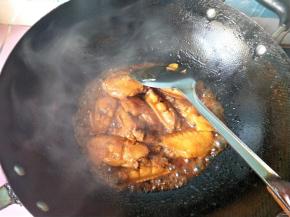 放鸡精，胡椒粉，汤汁变浓，可以出锅啦！