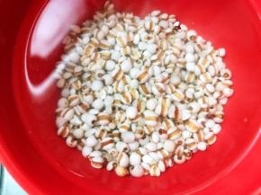 薏仁淘洗干净浸泡1个小时