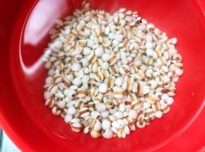 薏仁淘洗干净浸泡1个小时