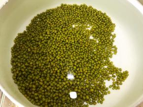 一次性加入足量的水，我用的26厘米锅