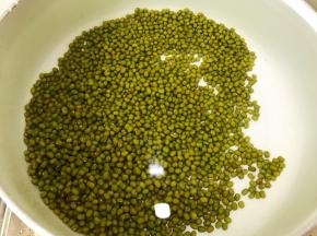 一次性加入足量的水，我用的26厘米锅