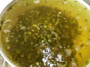 转中小火慢慢熬煮（不要加盖，不然绿豆会红）