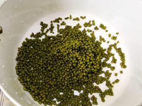 绿豆放入锅里