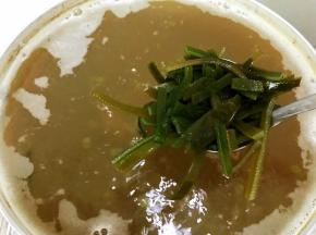 加入海带丝熬煮至绿豆开花起沙