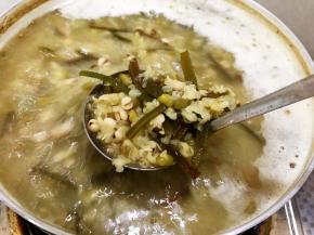 转大火煮5分钟让绿豆皮浮起来