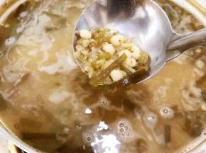 等糖融化后就可以起锅了
等凉透后装保鲜盒里放冰箱冷藏后口味更佳