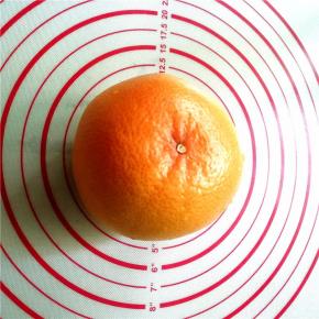 西柚外皮用盐水洗净。