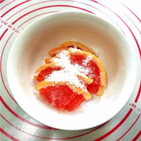 放入碗中，加入砂糖10克左右，搅拌均匀后，盖上保鲜膜放入冰箱冷藏一小时左右。