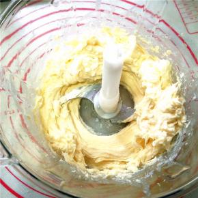 将室温软化的奶油奶酪打软，加入细砂糖30克，打顺滑。