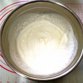 另一盆中加入淡奶油和细砂糖打至八成发。