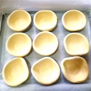 将挞皮放入烤盘中，烤箱预热180度，上下火12分钟左右。