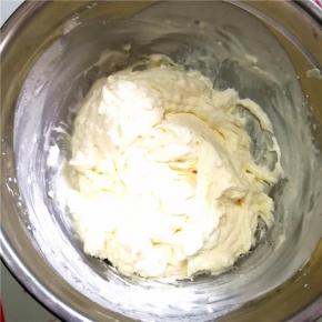 分几次将打发的淡奶油加入到奶油奶酪中，搅拌均匀。