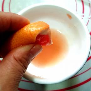 将西柚的汁水挤出备用。