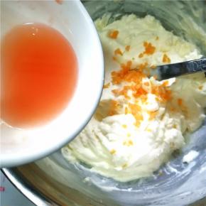 再将西柚汁加入。