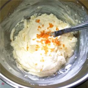 取一小块柚子皮切成碎，放入乳酪中。